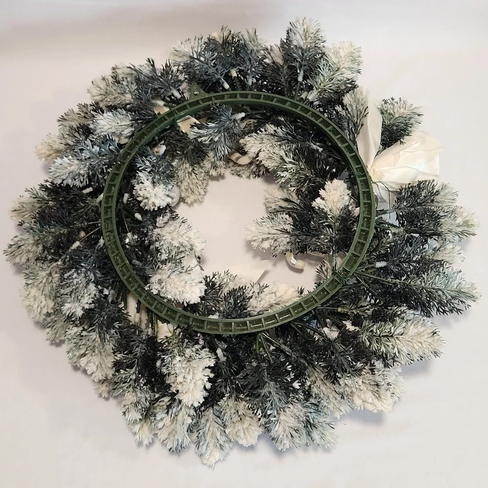 VTG  KITSCHY Plastic MCM‎ Christmas Wreath Snow Flocked Silver Accents 18